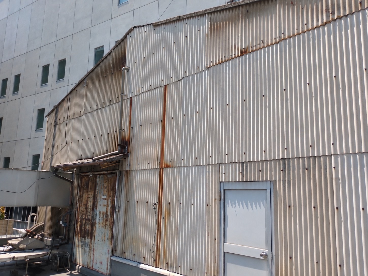 屋上機械室の破損・飛散対策工事の施工前