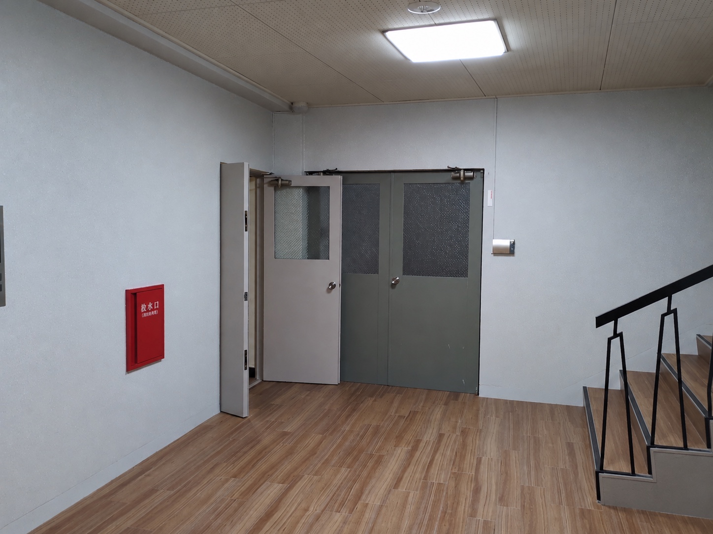 6. 共用部入口の施工後