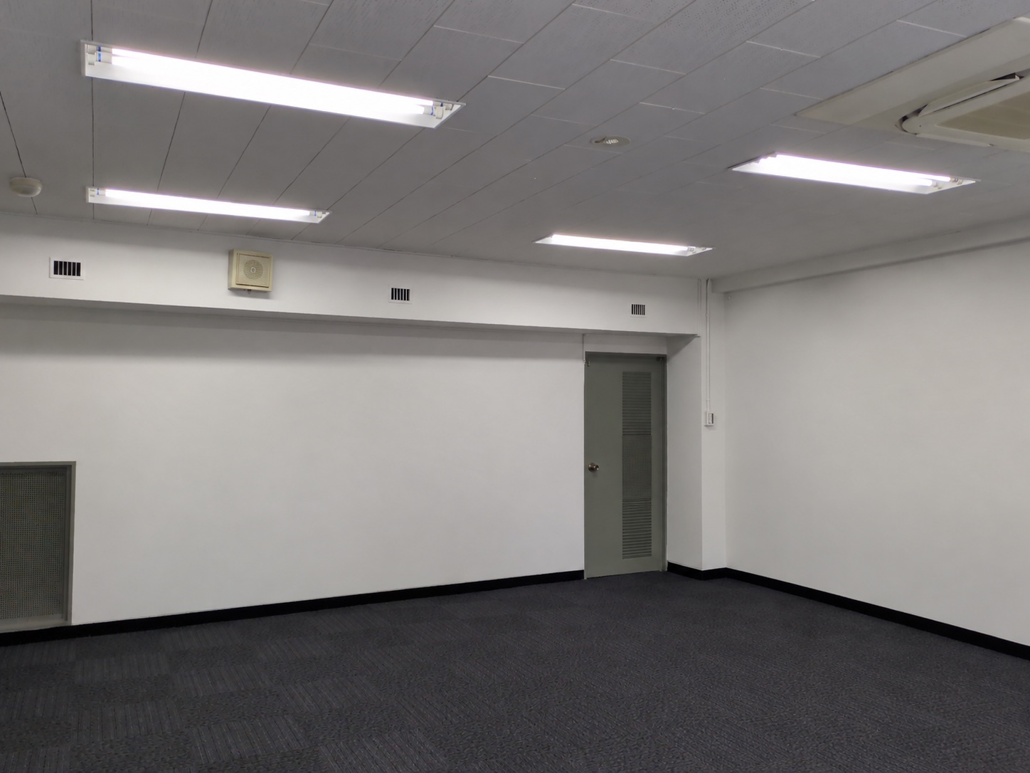 入口側を望む室内の完成写真