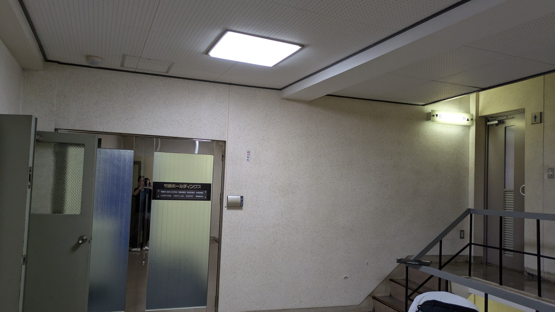 6. 共用部入口の施工前